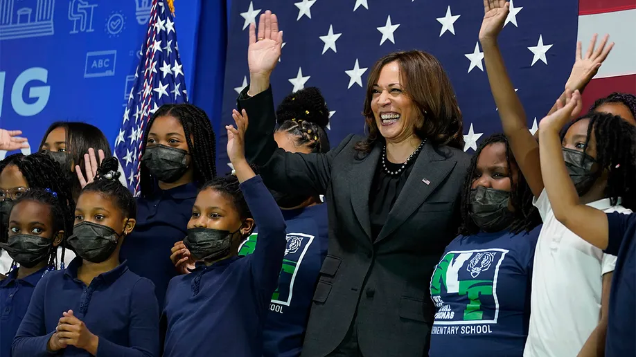 Kamala Harris Latest Dem Politician Photographed Maskless With Masked Kids