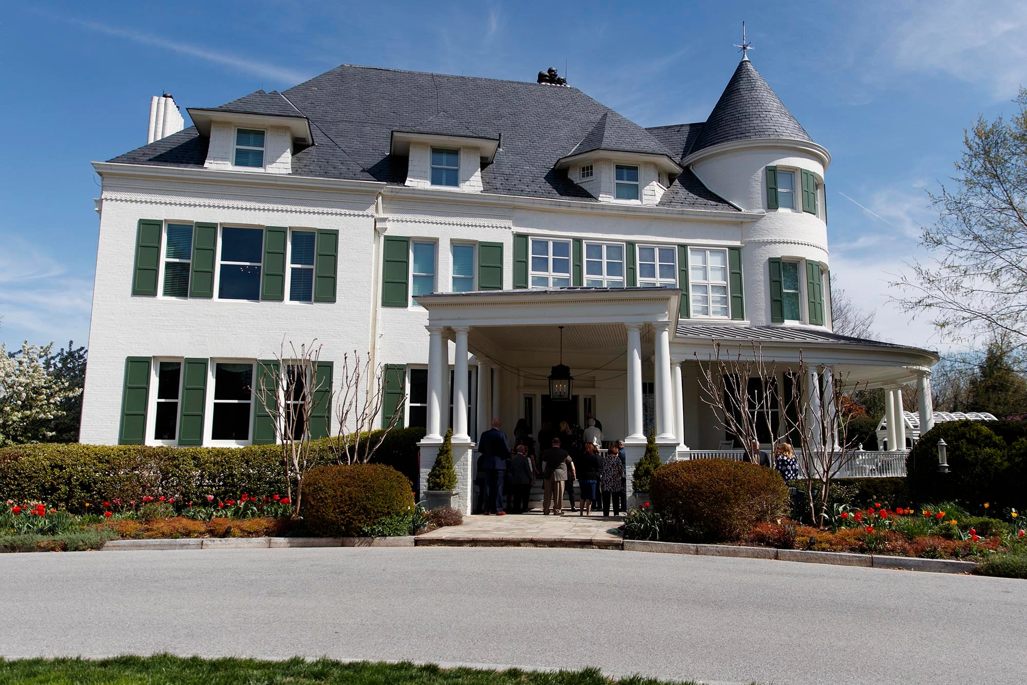 2 Migrant Buses Arrive Outside Kamala Harris’ Naval Observatory Residence In DC