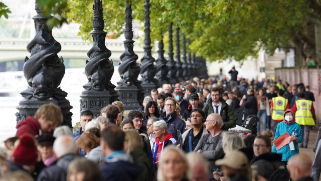 As Lying in State Commences, Queue To Pay Respects To Queen Already Two And A Half Miles Long