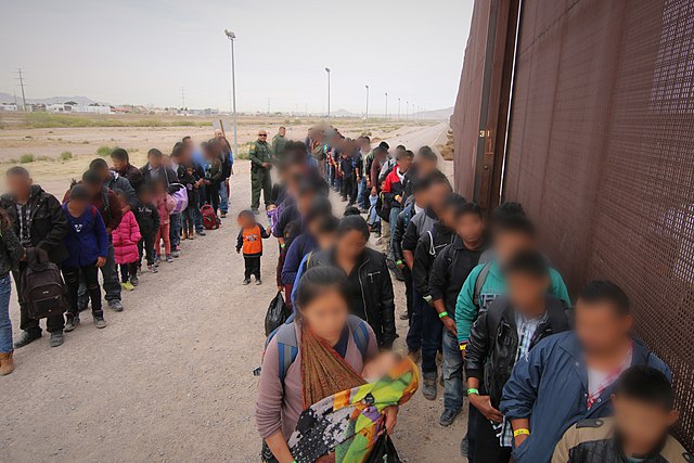 Rantingly El Paso Border Patrol agents intercept a large group of migrants 40439689293