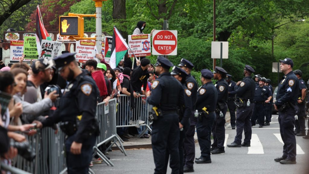 Rantingly pro palestinian protesters met gala