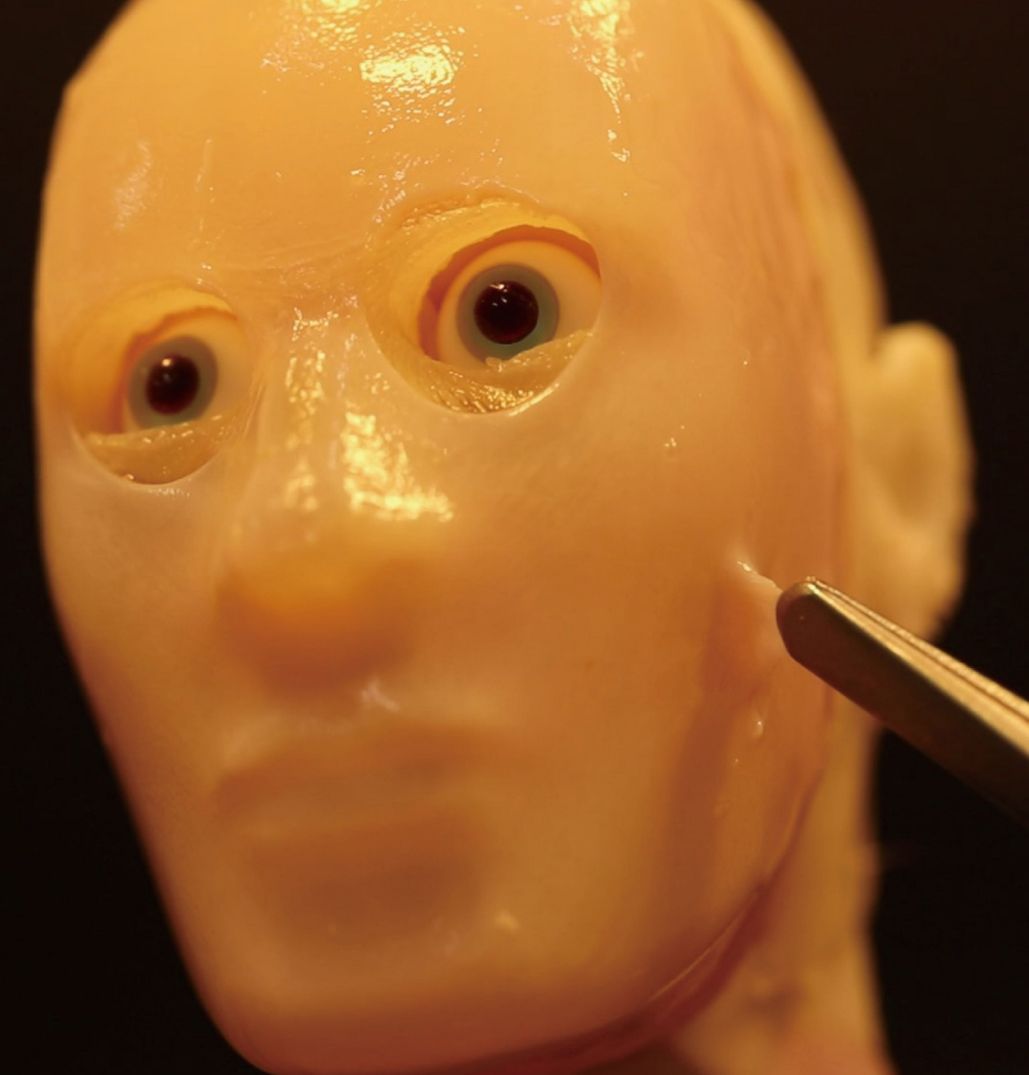 Self-healing ‘Living Skin’ Can Make Robots More Humanlike