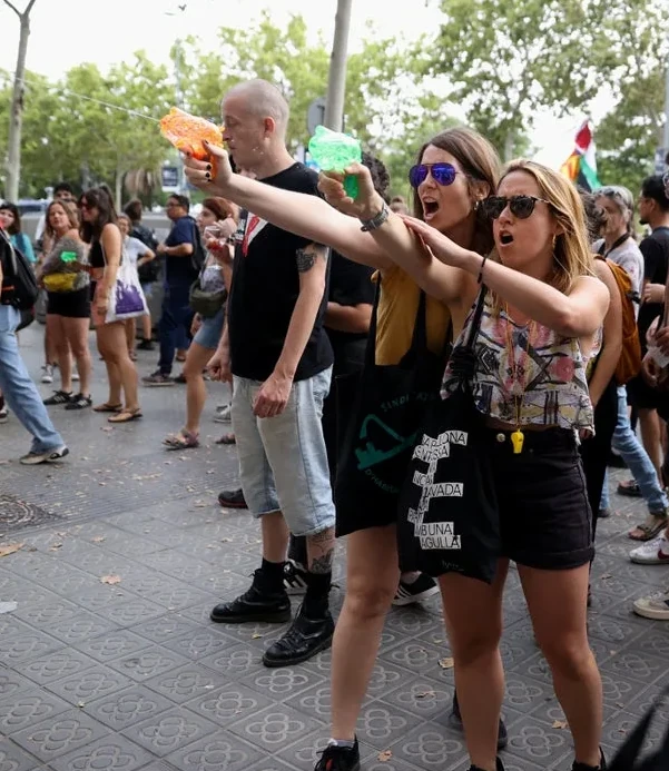 Fed Up Barcelonians Turn Squirt Guns On Tourists