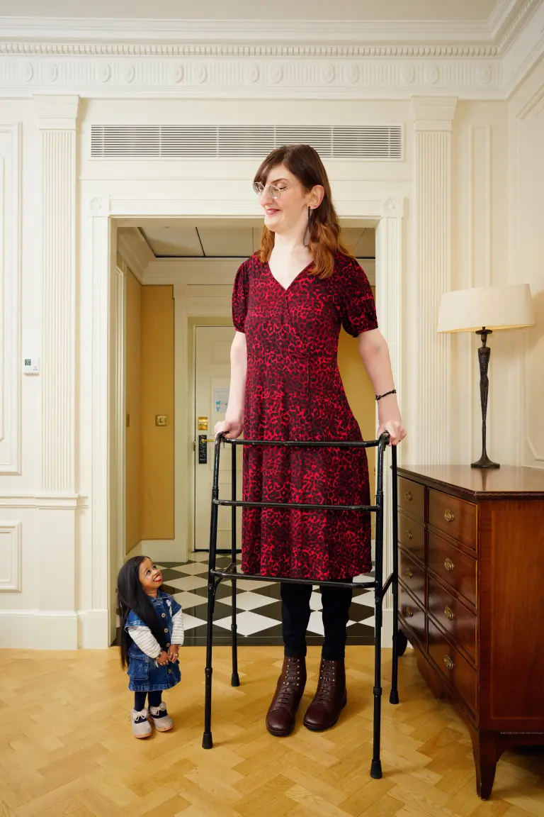 World’s Tallest And Shortest Women Meet Each Other For Afternoon Tea