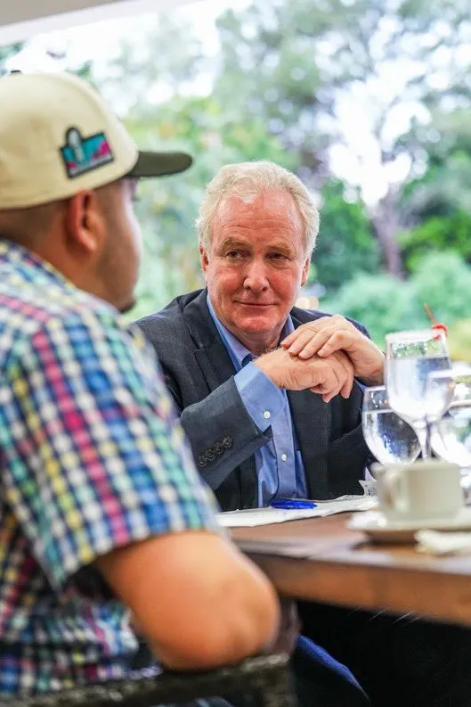 Kilmar Abrego Garcia Seen ‘Sipping Margaritas’ With Sen. Van Hollen Amid El Salvador Deportation Battle