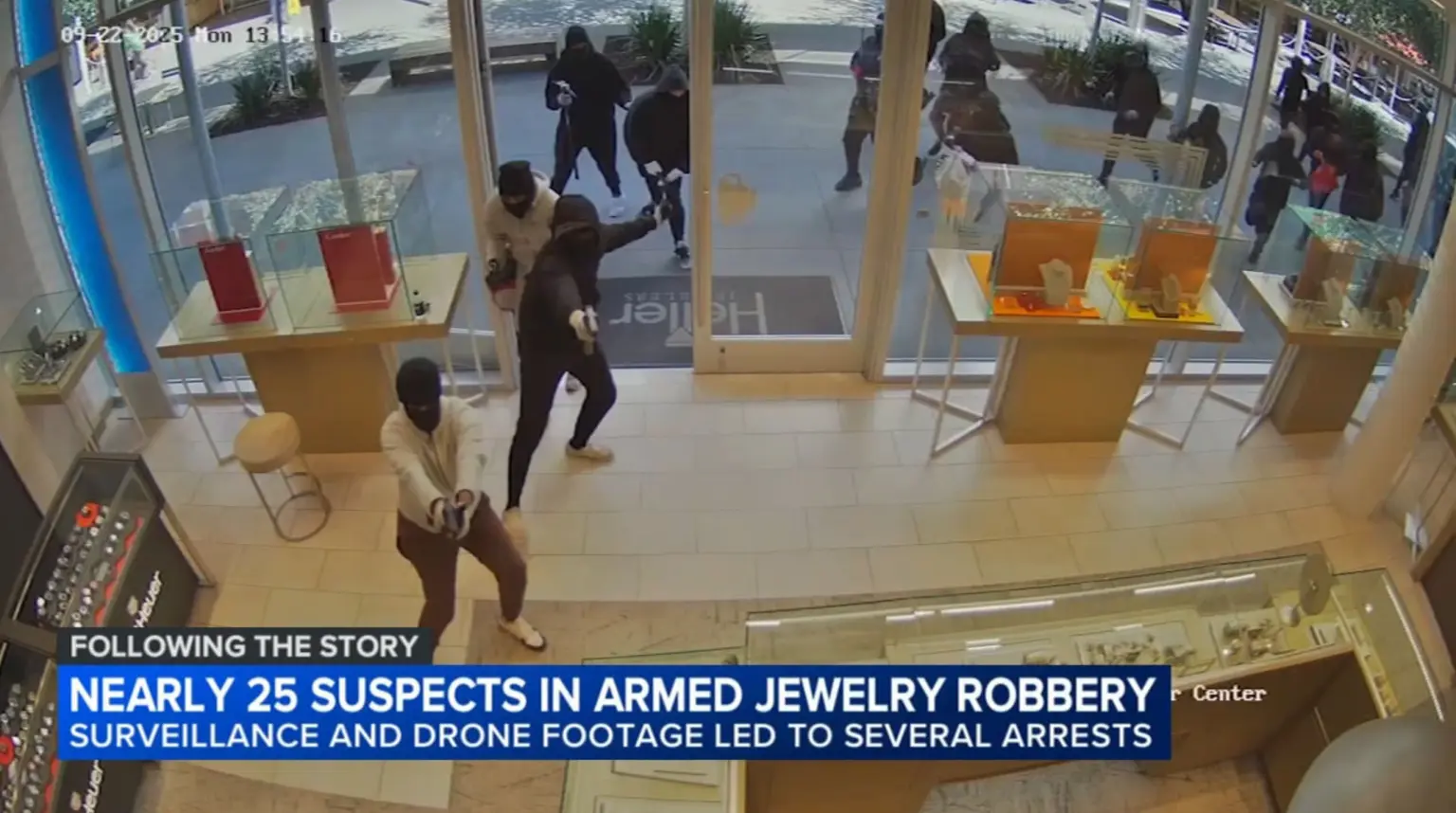 Wild Video Shows Huge Mob Storming California Jewelry Store In $1M Raid