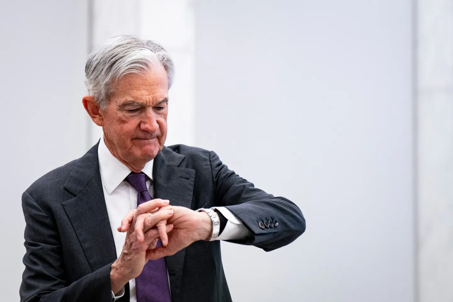 Larry Kudlow: Powell’s Bizarre Plan To Stay On At The Fed