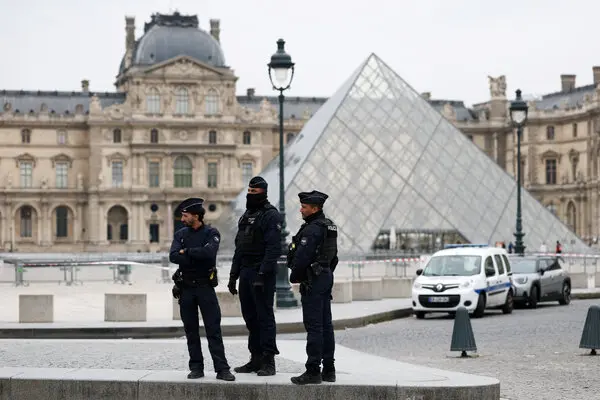 Thieves Break Into Louvre, Swipe Priceless Jewels Belonging To Napoleon