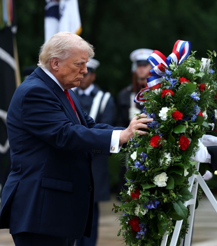 Trump Pays Tribute At Tomb Of The Unknown Soldier